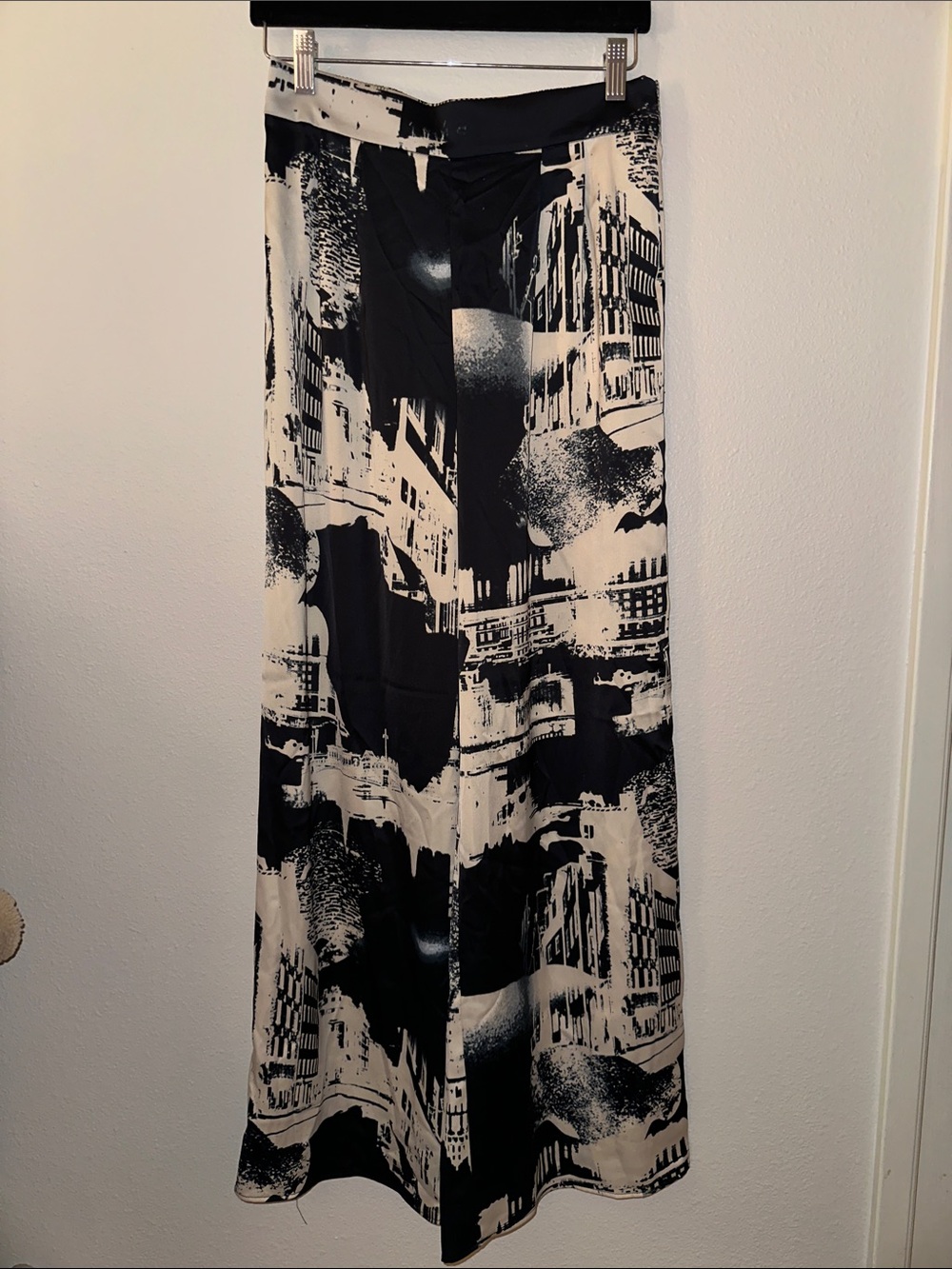 H&M Pants Black & Cream Abstract Print